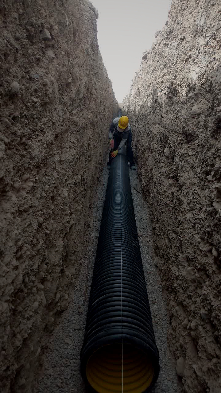 خیابان سازی و اجرای شبکه فاضلاب خیابان های شهرک صنعتی سلفچگان قم - 1